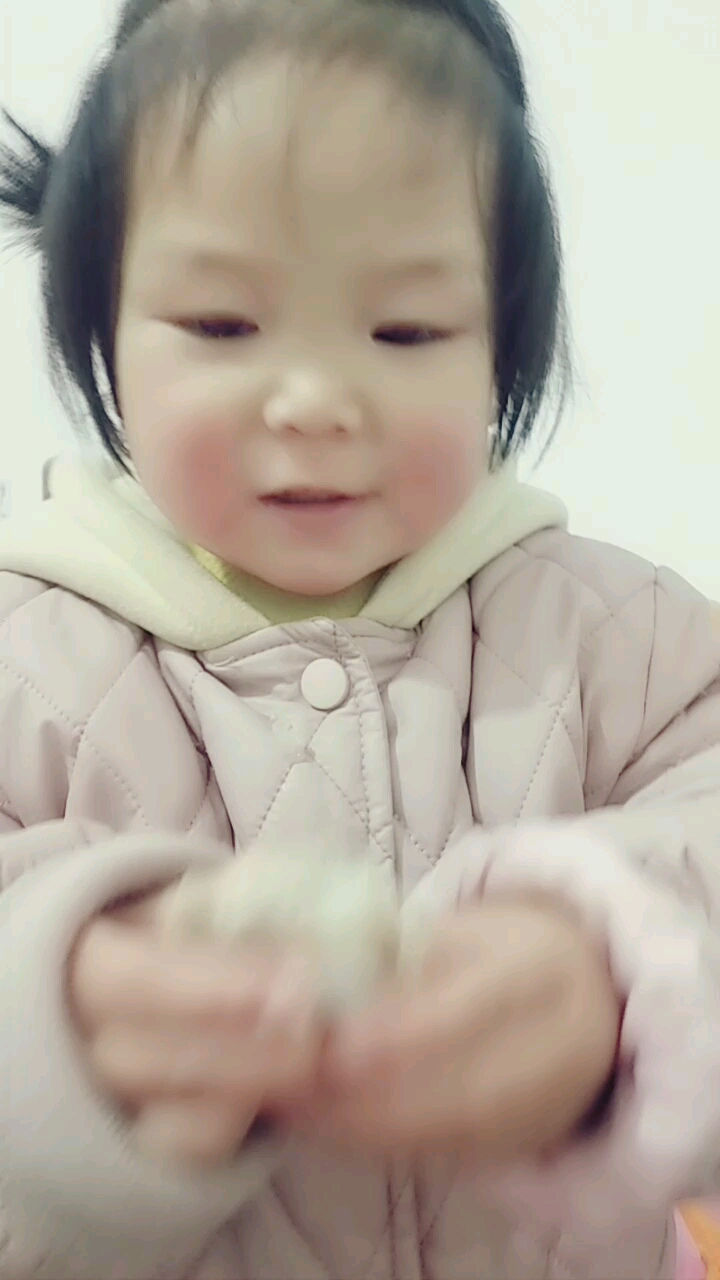 宝贝很久没吃肉了。这次买了点排骨。脆骨吃的真带劲