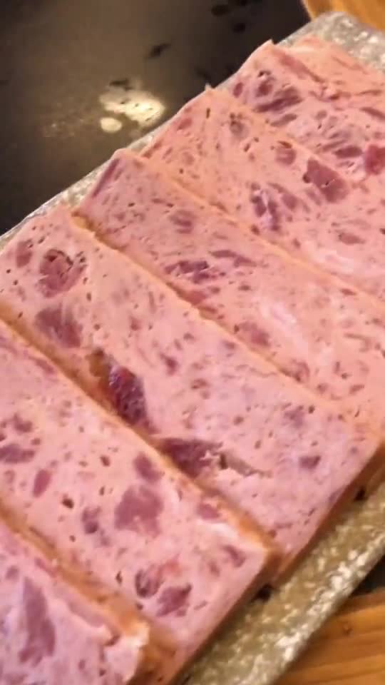 成都人吃火锅真的啥子都在煮,软烂的牛排筋道的牛筋,连牛舌都像下面条一样煮下去,还可以煮蒜苔