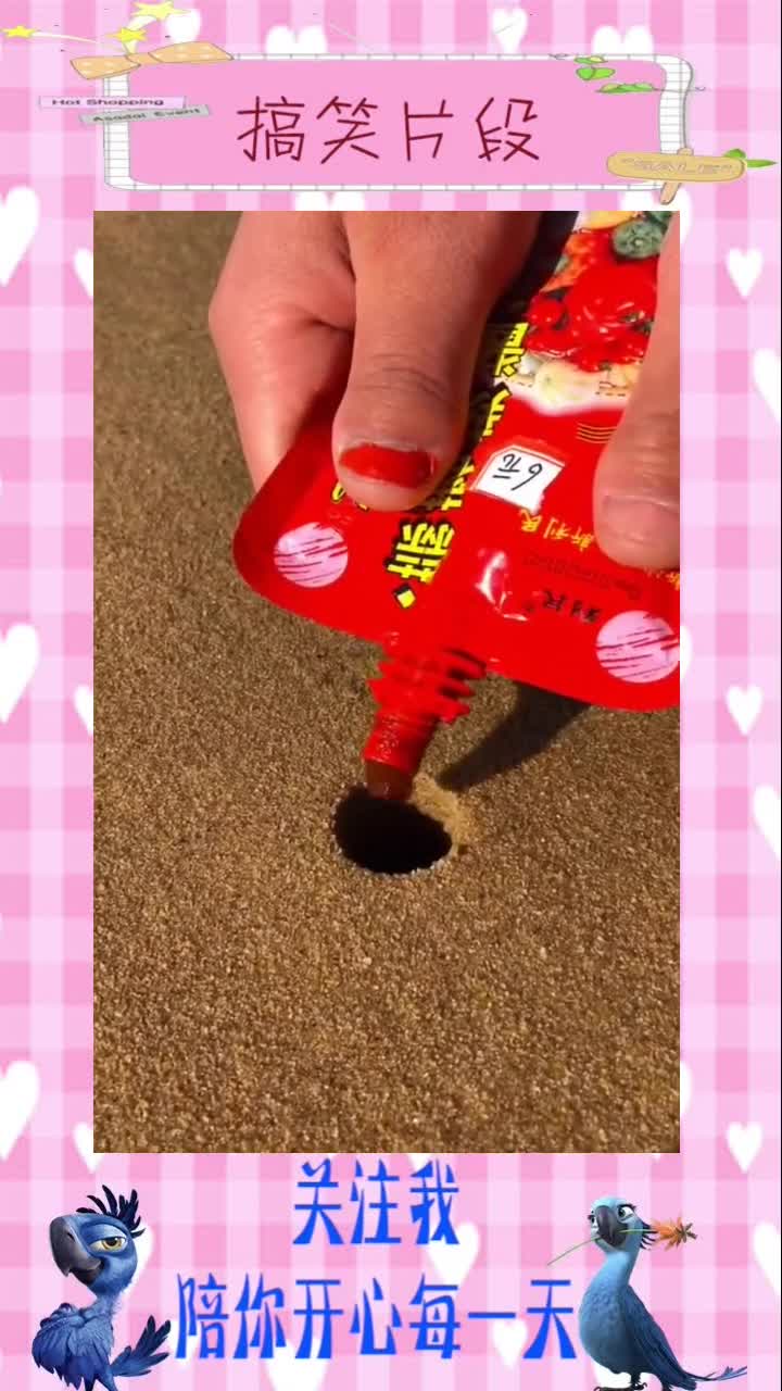 在海边抓大鱼,用辣酱就可以,这操作也是没谁了#搞笑视频#