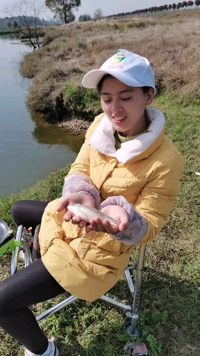 #钓鱼#现在是春季鱼基本上都有很多鱼籽了就是鱼仔,所以钓鱼的我们应该注意哦。最好放生吧!