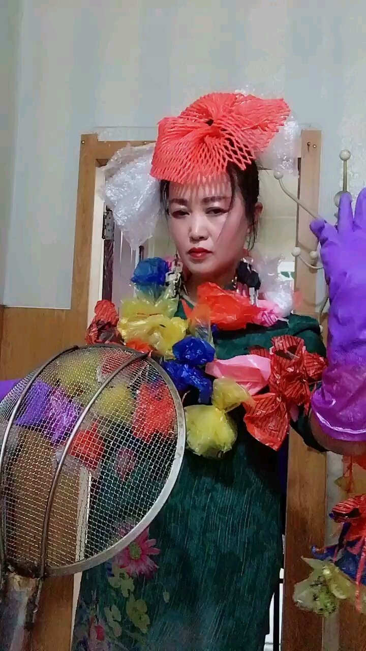 垃圾袋做的花环泡泡袋水果网做的头饰让