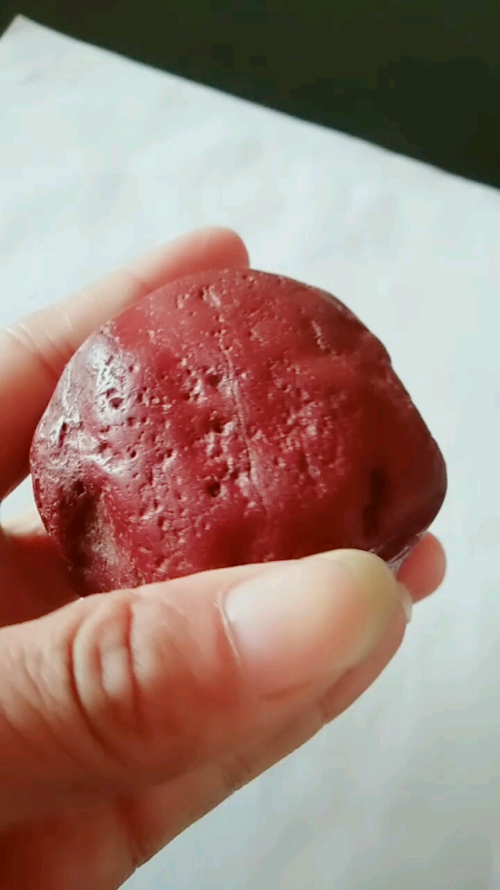 极品红色的鸡肝石,可做雕件,也可把玩