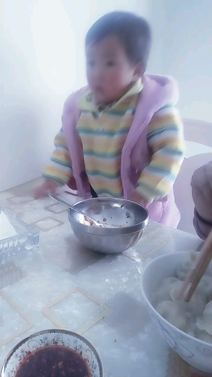 小美女吃饺子