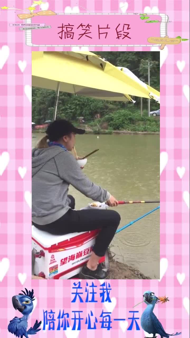 美女河边垂钓的视频火了,专心致志的边钓鱼边吃饭,形象毁了,搞笑视频