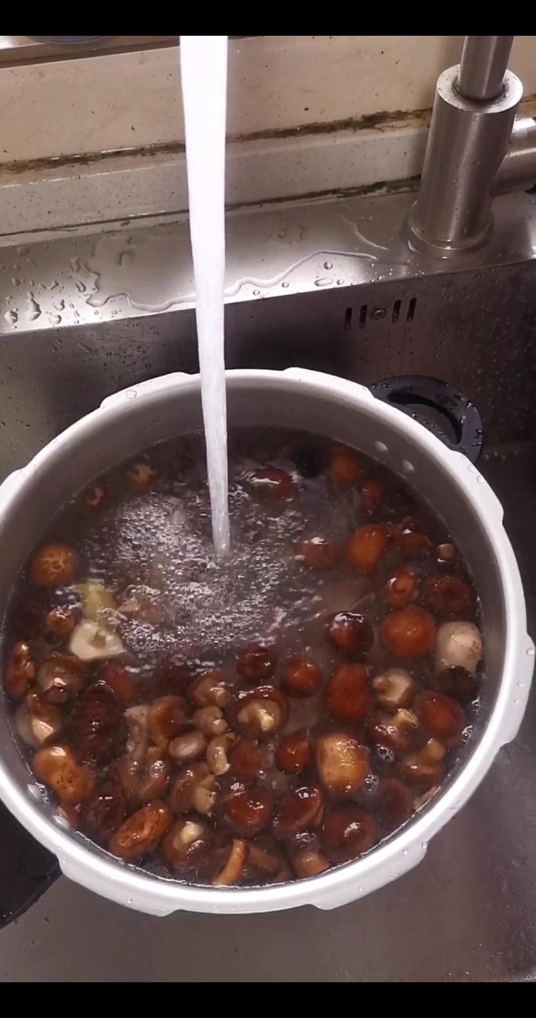 #生活小妙招#香菇老鸭汤,这样做不会腥