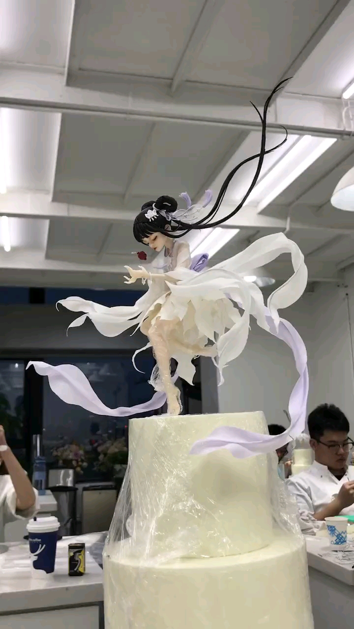 翻糖蛋糕,还差最后上色了,反正我是不舍得吃的