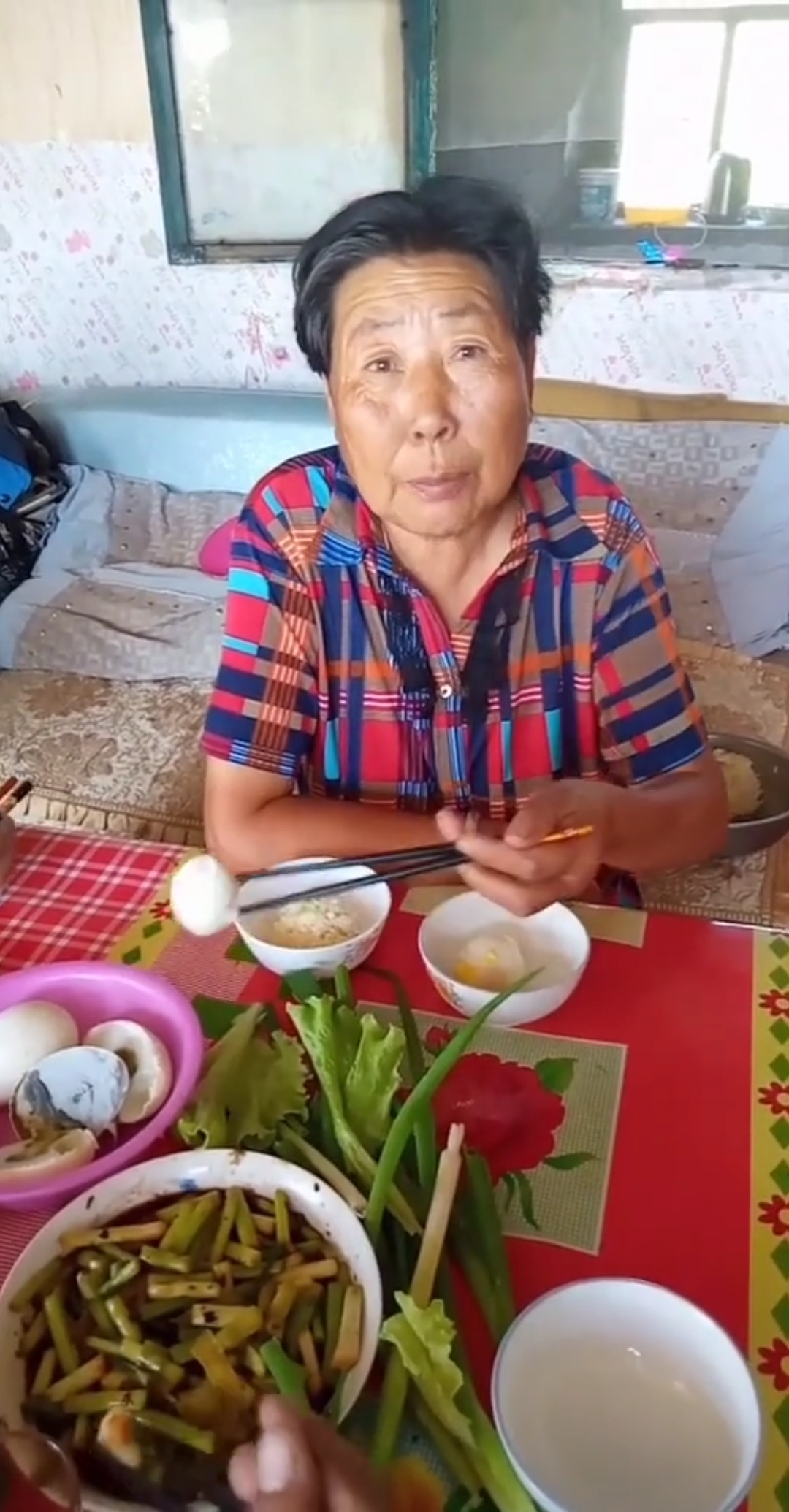 儿媳妇不让老太太吃鸡蛋。让婆婆吃臭鹅蛋。