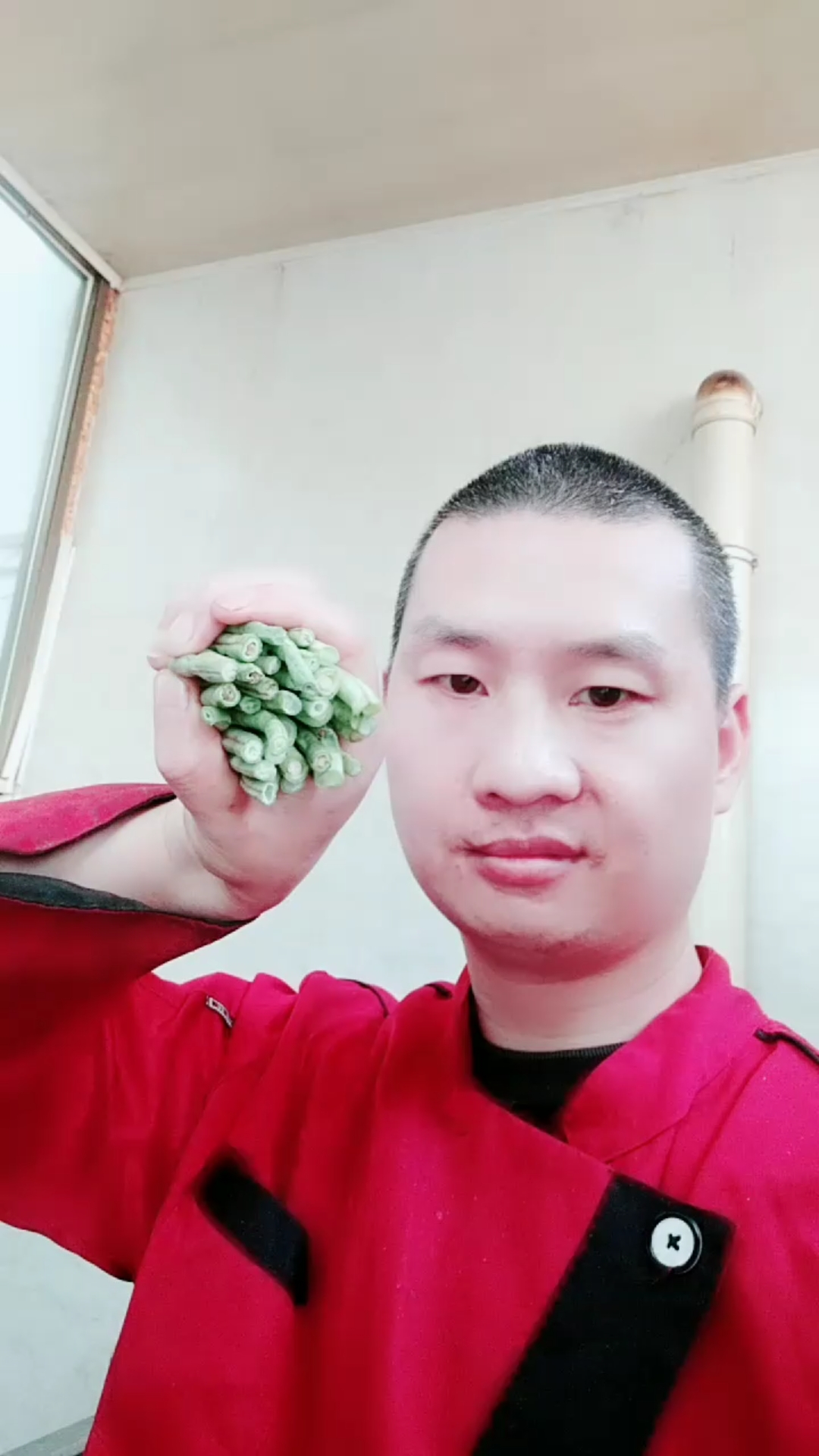 切豆角做炸酱面用