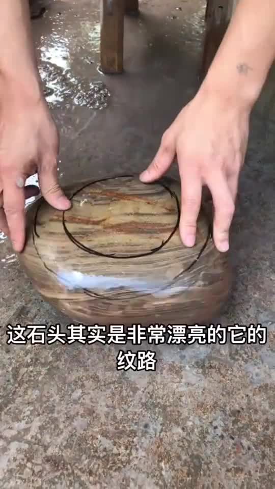 用找到的鹅卵石做一个鱼缸