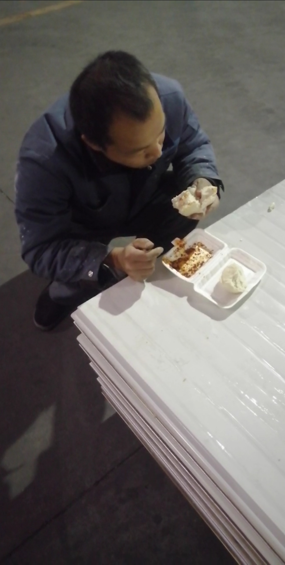 谁的父亲,也不舍得吃个菜,光啃馒头了!看着我心酸!都是为了家人们啊!