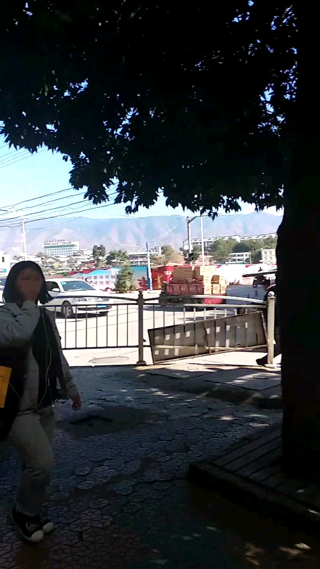 春节就要到了,祝大家大财小财意外财财源滚滚,来元谋吃绝味鸭脖!