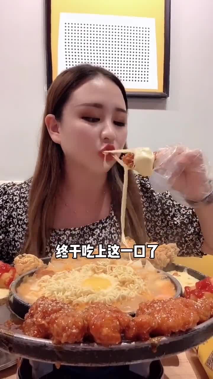 莫愁前路无知己,年糕火锅配炸鸡,这么高热量食物超级能治愈人的胃啊!