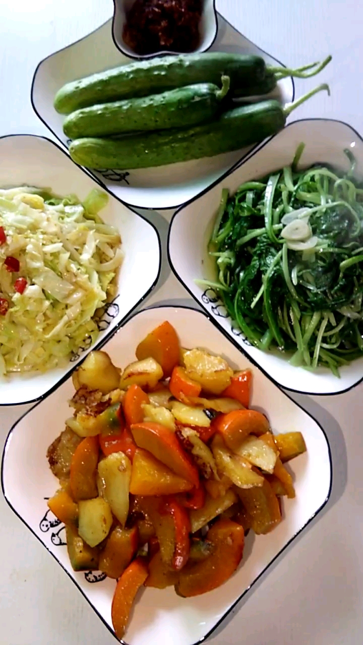 家常菜,干锅南瓜土豆:爆炒大头菜,青炒小白菜,黄瓜蘸酱