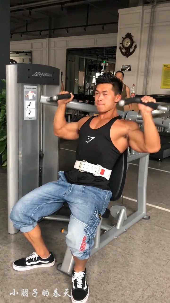 #娱乐#中国最帅的肌肉男,看到二头肌后才是霸气的开始