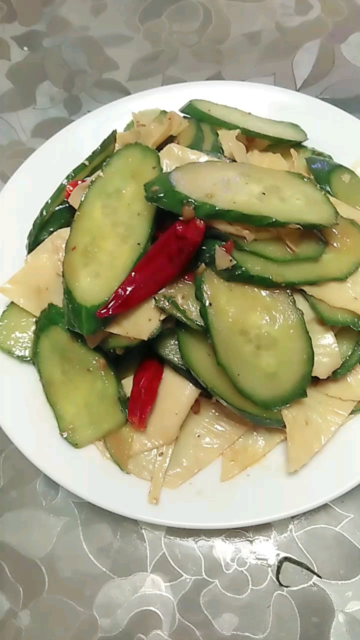 黄瓜片炒豆筋皮豆瓣家常味,凉拌海带丝糖醋藤椒味