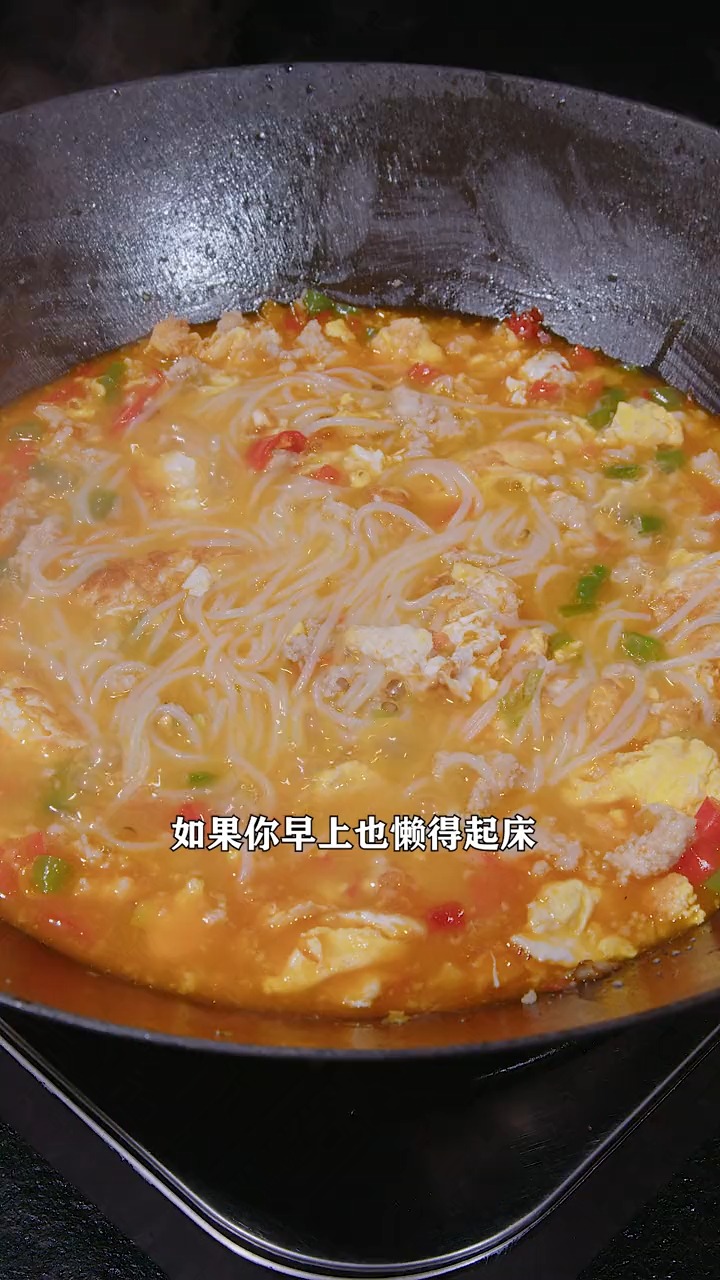 #美食#如果你早上也懒得起床,那就试试这道10分钟就能做好的青椒鸡蛋粉!