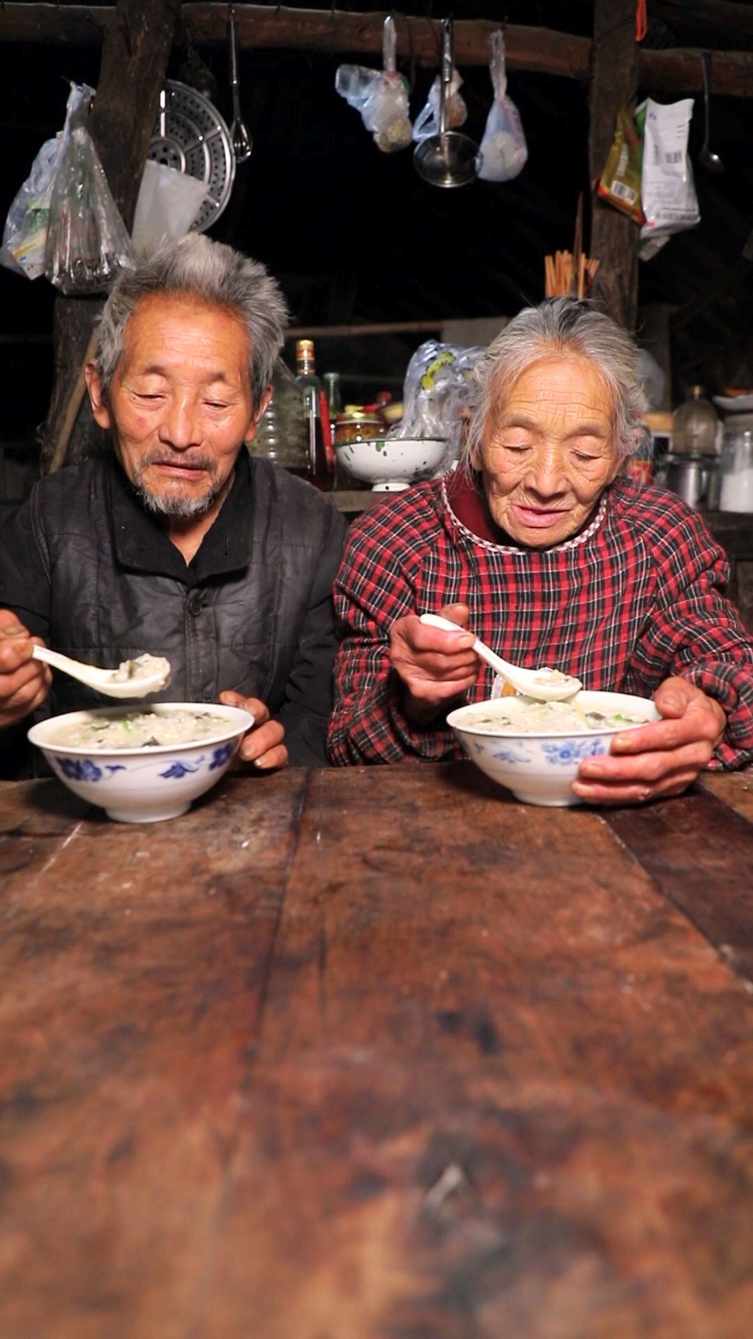 下集: 奶奶教你做最美味的皮蛋瘦肉粥,做法都在视频里,老少皆宜。