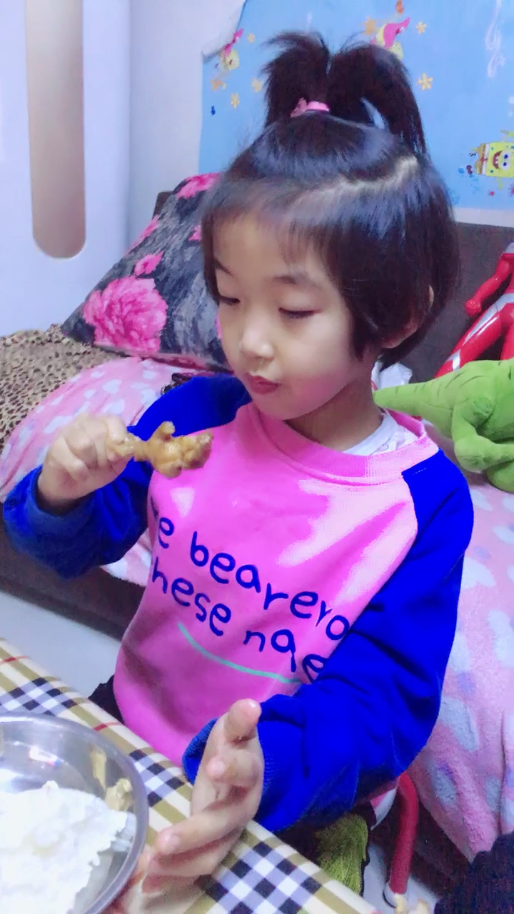 爱啃鸡爪爪的小朋友