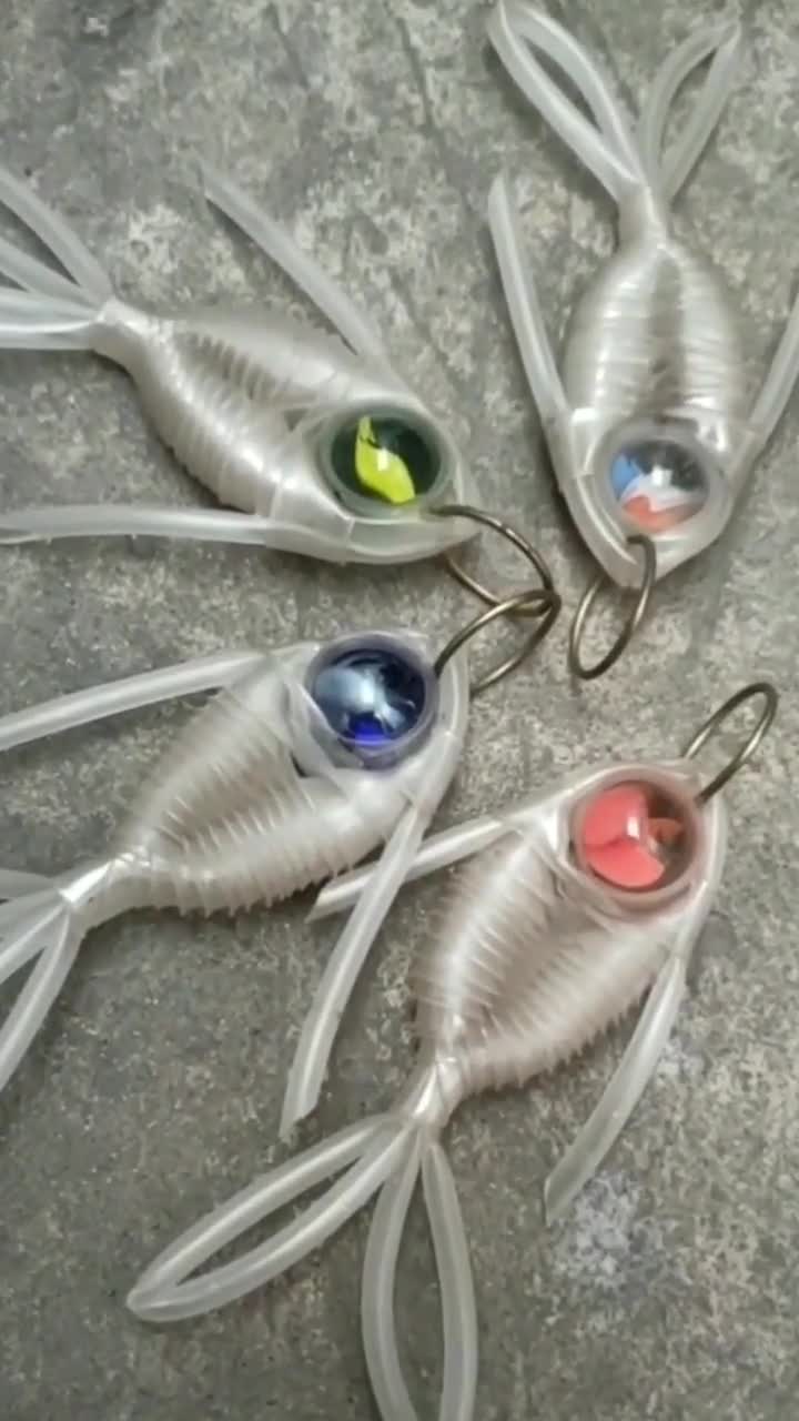 上世纪八九十年代,人们闲暇之时会编这工艺品,所用的材料大多是废弃的输液管,如今会这种手艺的