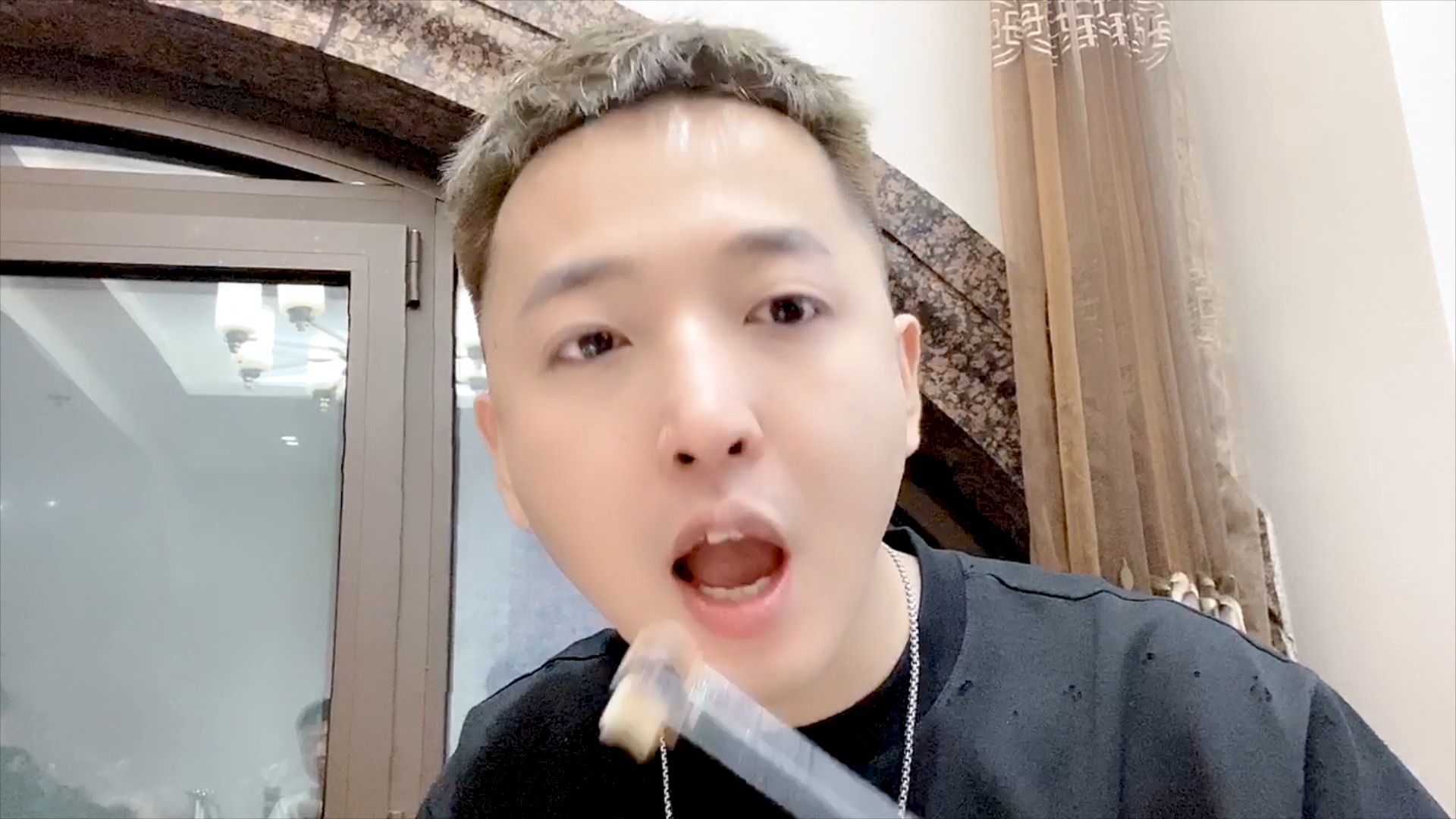 #vlog日常#老撕鸡vlog54：表弟来青岛了，请他吃海鲜大餐，俩人直接吃嗨了！