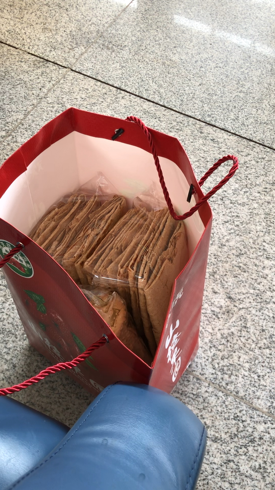 临行前,母亲买了好多煎饼和饼干,我说不想吃,其实我希望您多吃点,爱您