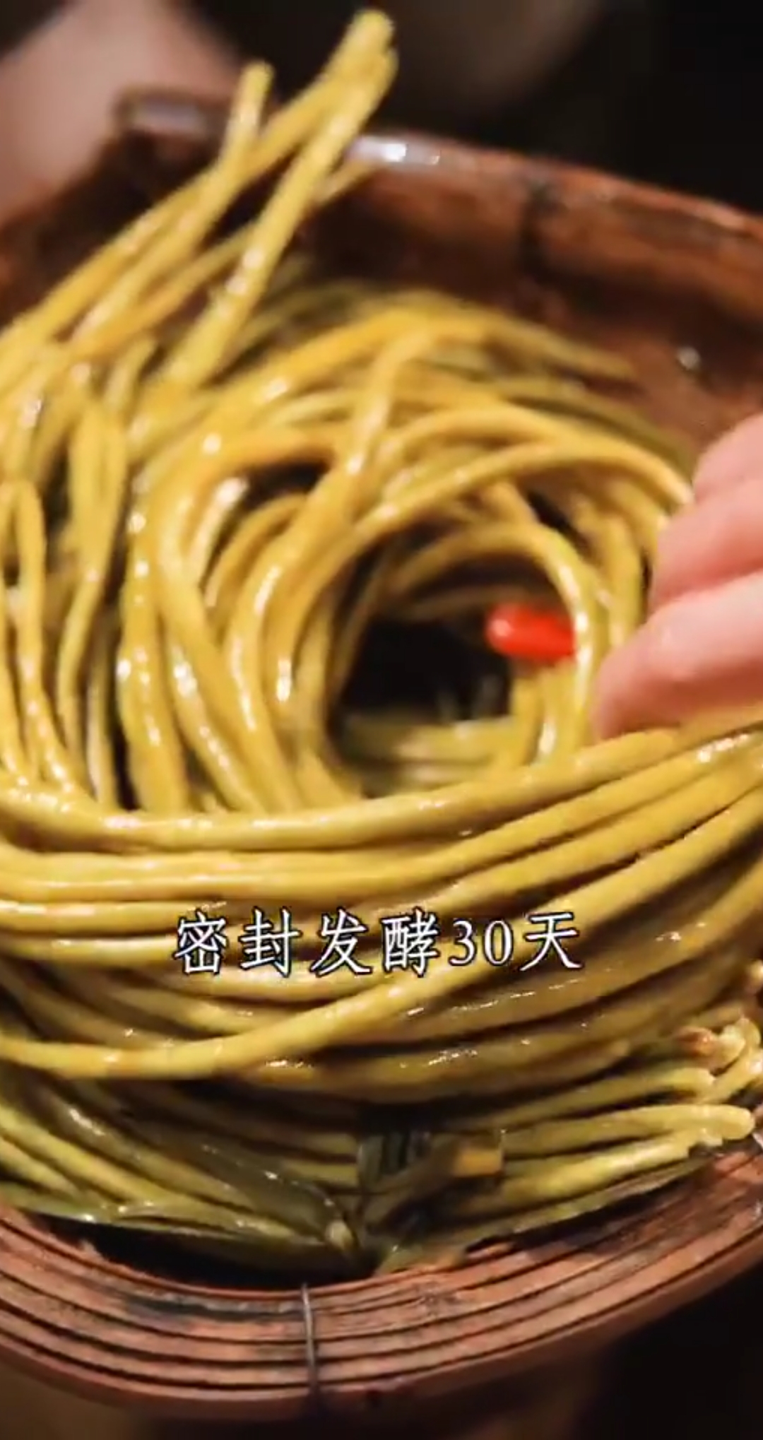 四川泡菜的完整做法,挑坛子,加盐水,配香料样样俱全, 泡出的豇豆,酸爽脆嫩