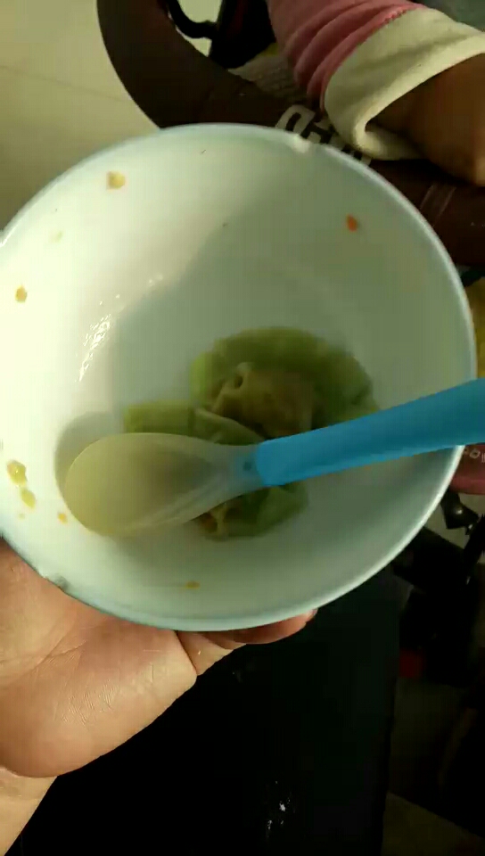 给我儿子做的胡萝卜虾仁馅的小饺子