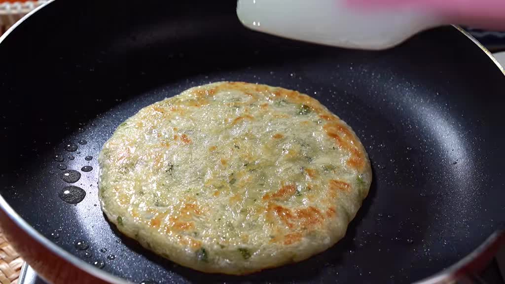 #美食#这个葱油饼是我家回购很多次的,味道正宗,简单零失败,2分钟就可以烙好