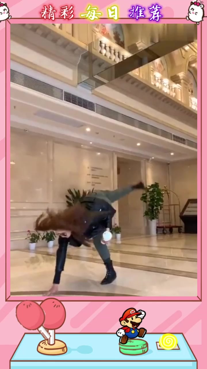#全民段子剧#手握奶茶单手翻跟头的美女太酷了吧
