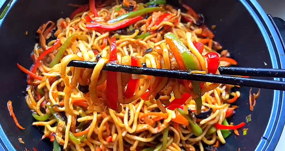 美食超等超等好吃的鱼香肉丝炒面,我不爱吃面的人吃了两碗