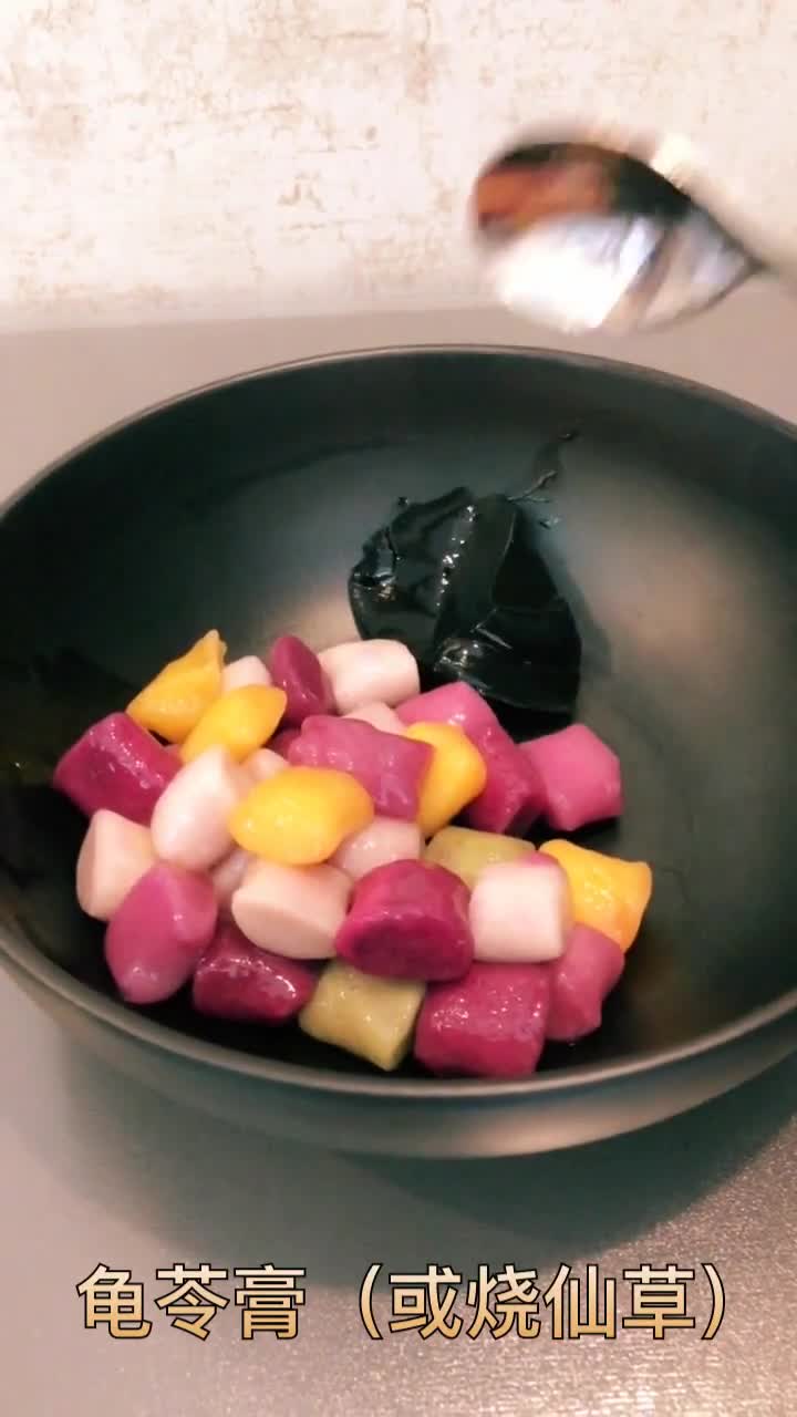 个人喜欢龟苓膏,清除火气的没有黑白淡奶用纯牛奶很好吃,完美