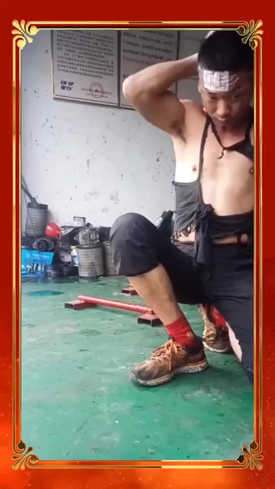 #搞笑段子#有力量的小伙,肌肉发达