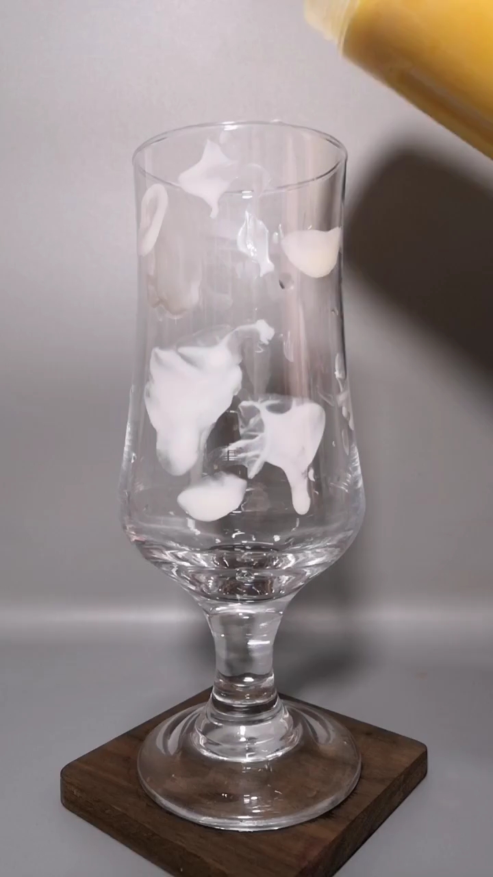 芒果酸奶杯,好喝极了!  准备芒果,酸奶,榨均匀
