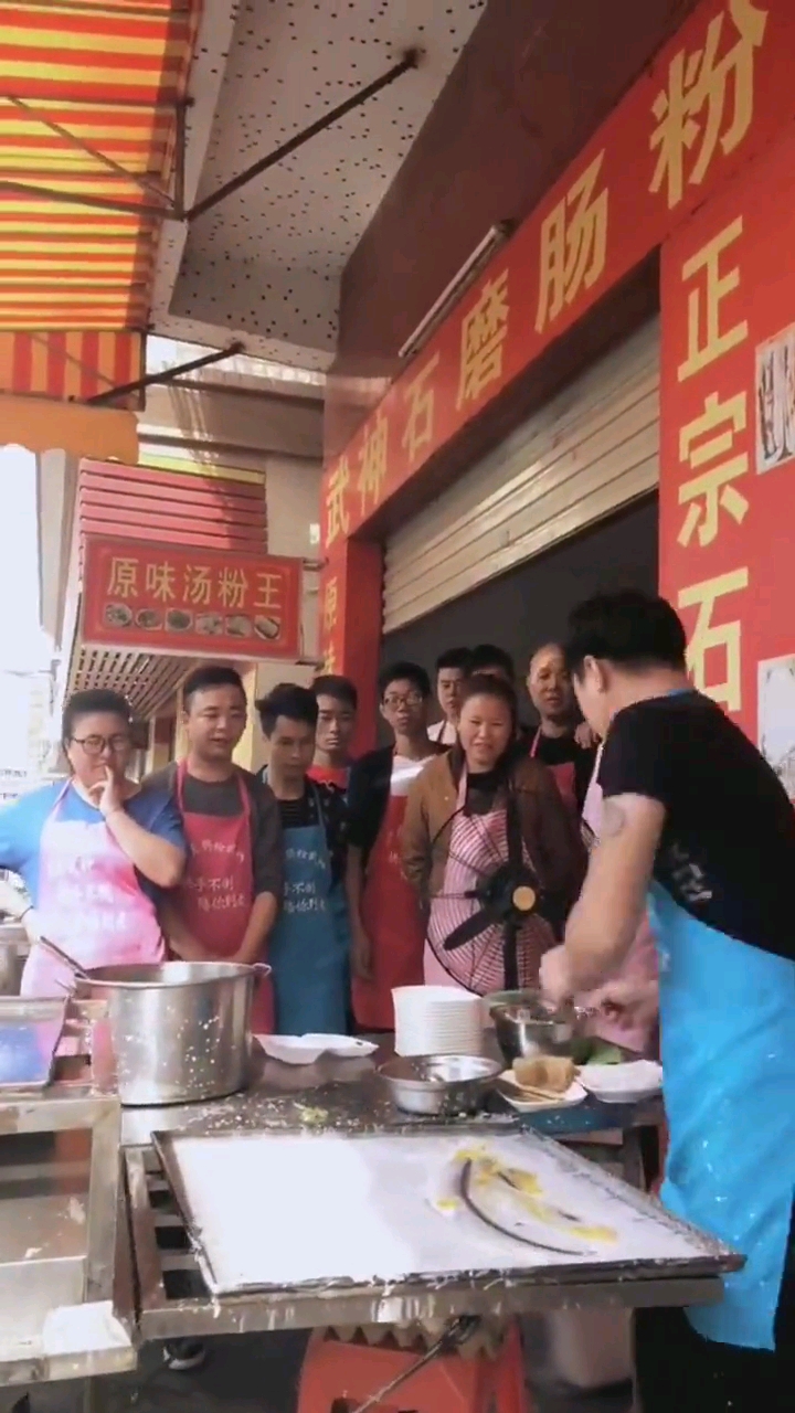 小哥做个肠粉还要为艺术献身,划拉两下是加料吗?真怕吃出来个沙尘暴!