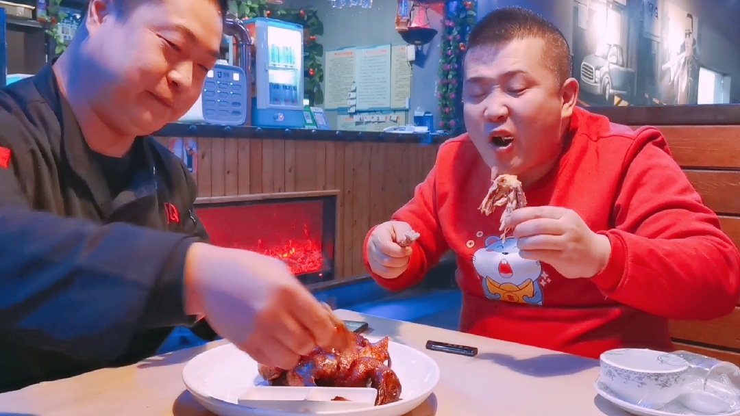 厨师制作陕西西安葫芦鸡让老板品尝,老板吃香太难看 一个人吃一只鸡