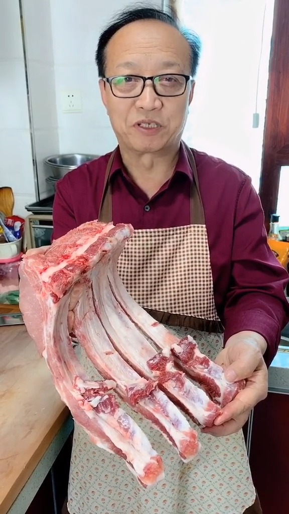 香酥排骨蒸土豆做法,蒸的过程土豆吸收了排骨的肉汁香味,非常简单好吃的一道家常美食