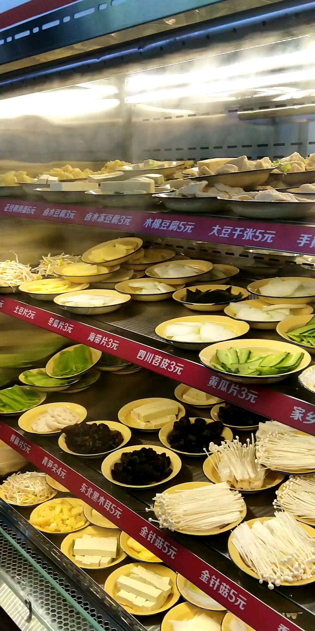 家门口新开的川锅店,菜价半价。排队排了1个半小时。这是火啊