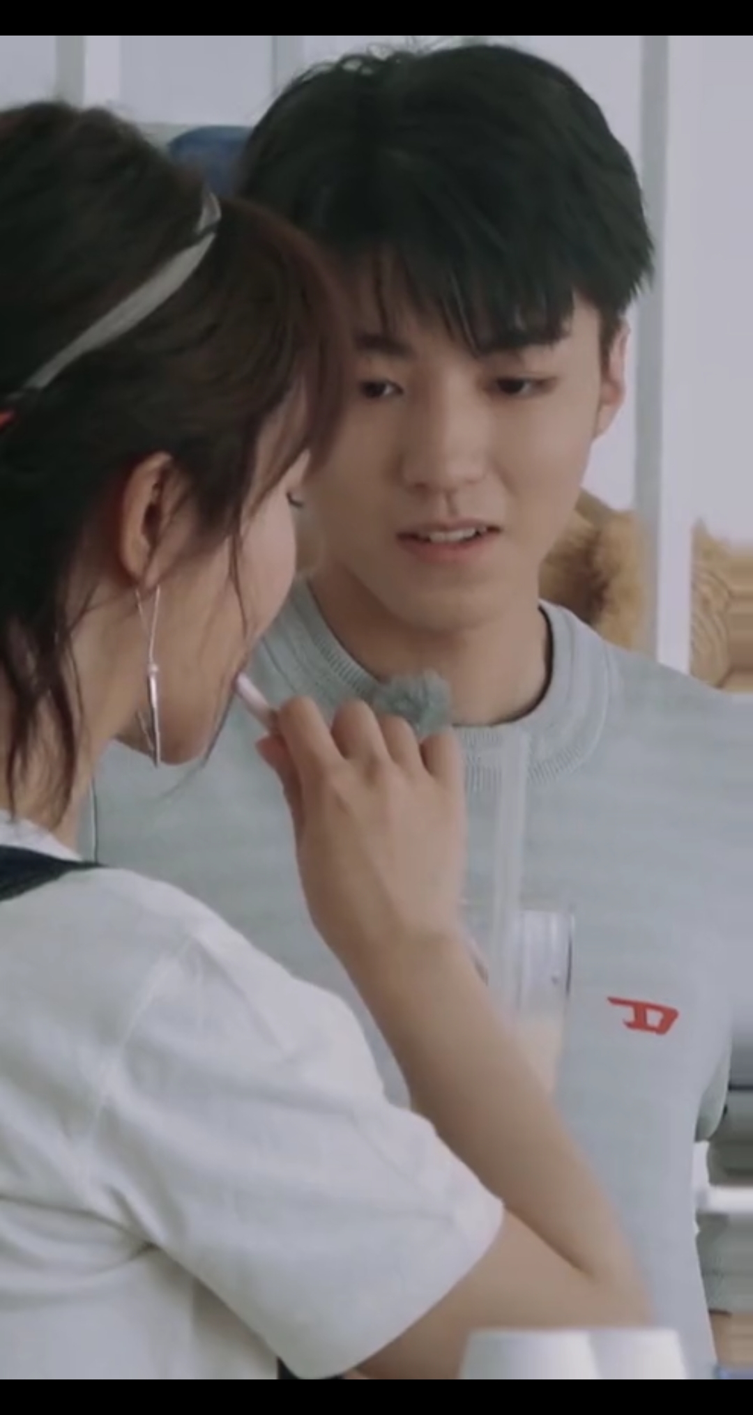 王俊凯杨紫共喝一杯奶茶,梳头姐弟感情好的哟!