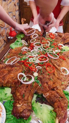 #快要憋疯的你#库存，了解一下新疆美食给你翻译下这是新疆说的，哦吼耶没结过婚的羊娃子肉