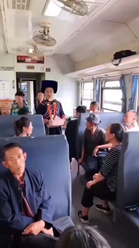 火车上叫卖东西的列车员,究竟是什么人