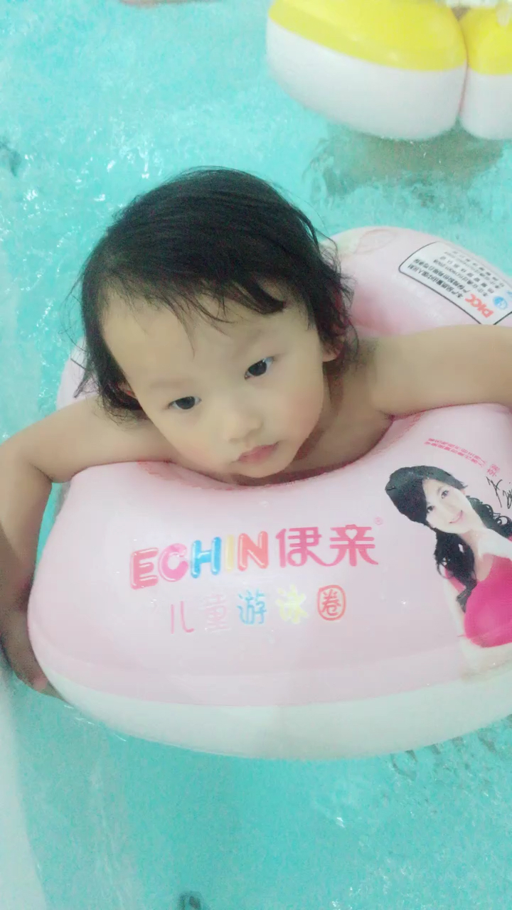 宝贝喜欢游泳