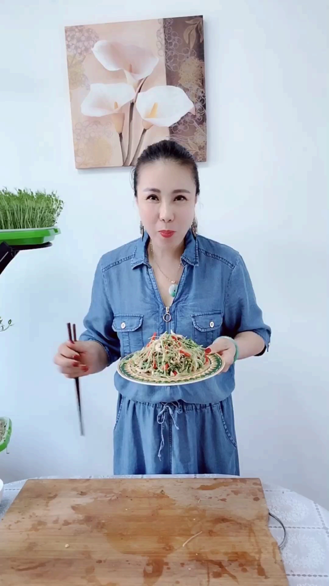 #夏天就要这么过#不到2块钱就能吃着凉拌菜,还是无公害的绿豆苗凉拌菜