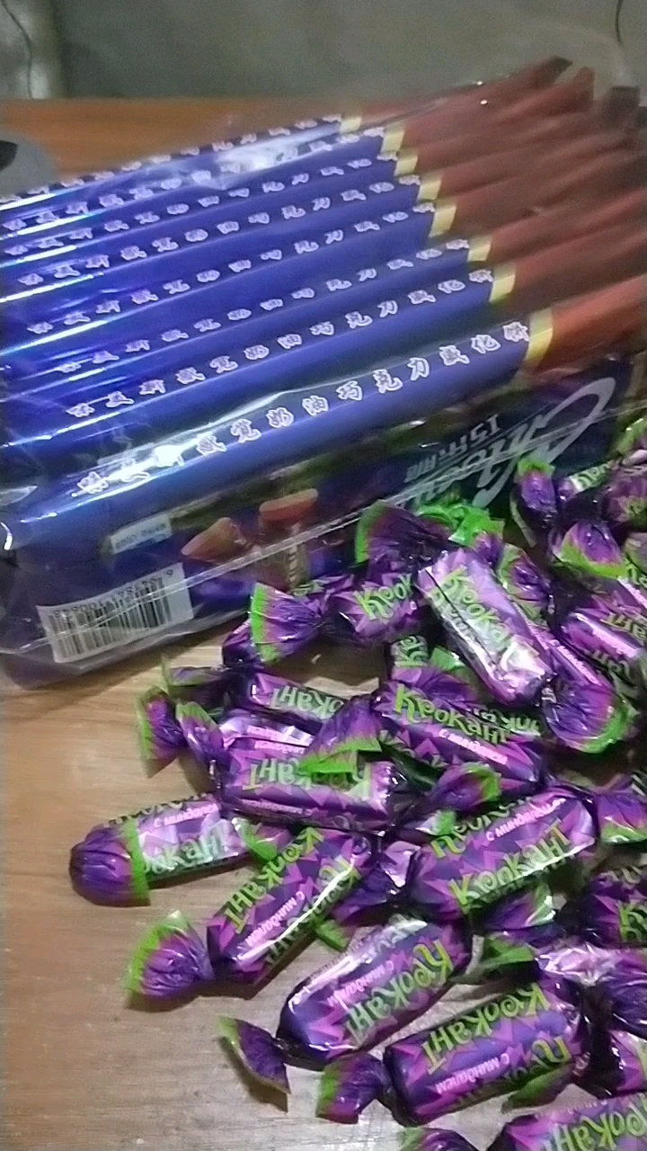 别人告诉我说一个人心情不好时吃两颗巧克力就会好,我就傻傻地去买了这么多看今晚心情