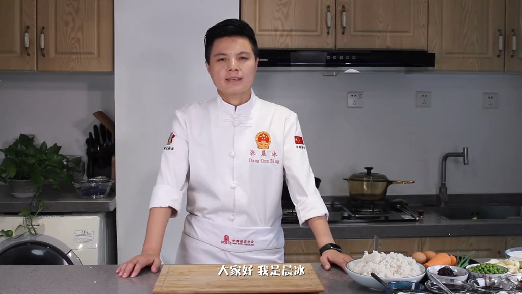 #轻知计划#隔夜剩下的米饭不要扔,加点鸡蛋、蘑菇酱炒一炒,盘子都能舔光光。