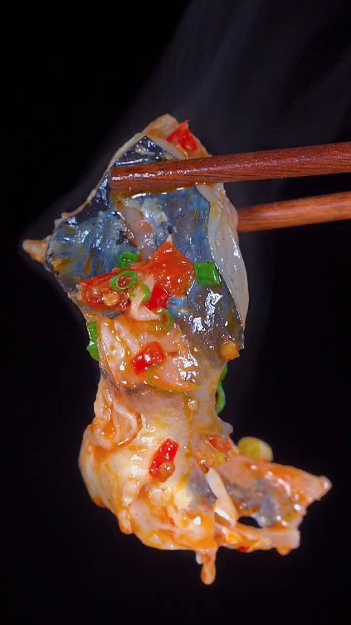 #美食#这样做的剁椒鱼头,香辣有味,剩下来的汤汁,还可以拌饭拌面。