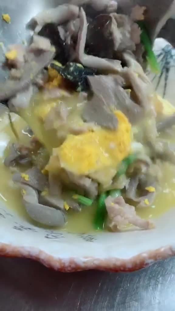 鲜猪肚土鸡蛋菜心猪肝肉片配上鸡汤用盐味精胡椒粉调味撒上葱段即可刘大勺下饭菜
