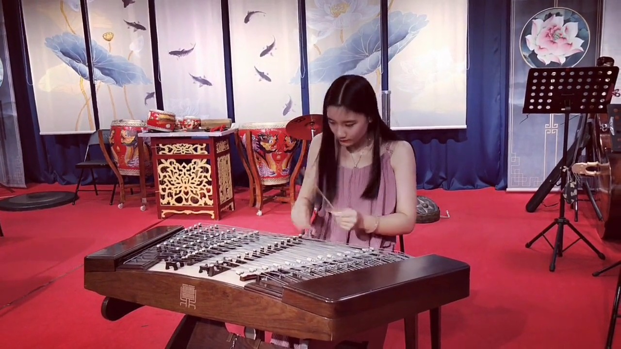 #娱乐#民乐演奏传统曲牌《喜讯》,姑娘用的这乐器是叫扬琴吗?