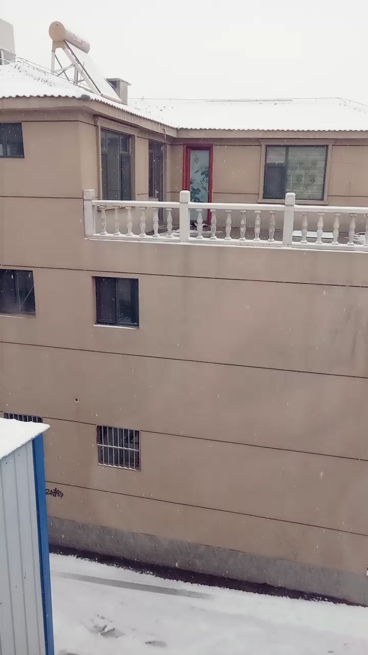 下雪了给孩子来杯香飘飘奶茶
