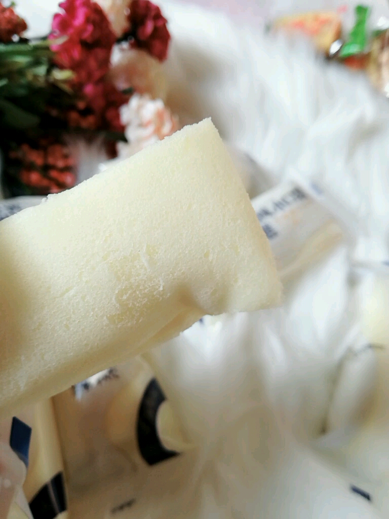 乳酸菌味儿的小面包,挺好吃的。