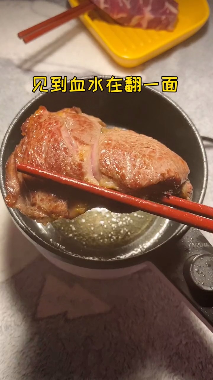 #美食#我想吃牛排,没想到老王这么疼我呀!立马就弄了牛排给我吃!